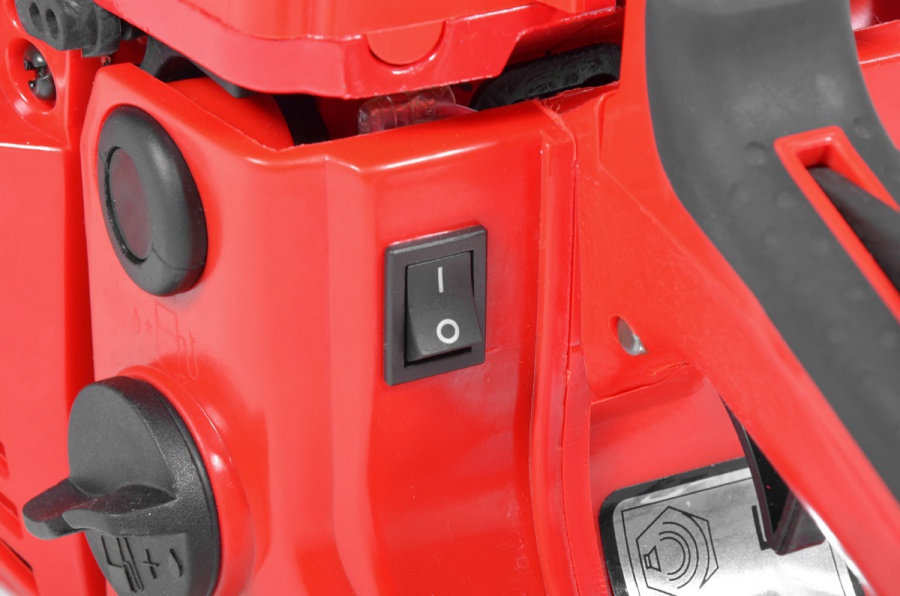 Bensindriven motorsåg med 39cm svärd - 56cc Bensindriven motorsåg med 39cm svärd - 56cc