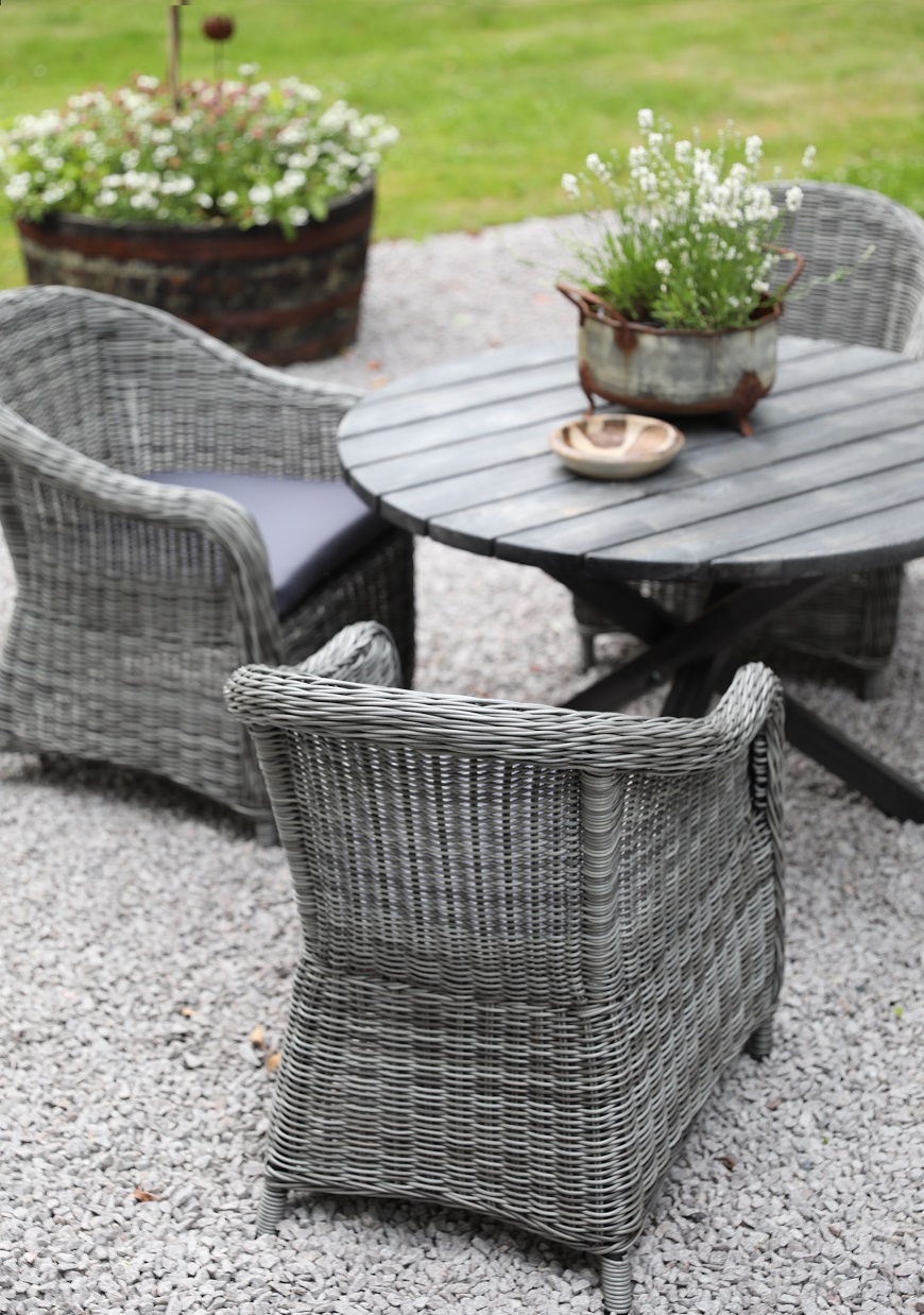 Matgrupp Mercury: Scottsdale runt bord i Shabby Chic grå inklusive 4 st Mercury light fåtöljer grå konstrotting Matgrupp Mercury: Scottsdale runt bord i Shabby Chic grå inklusive 4 st Mercury light fåtöljer grå konstrotting