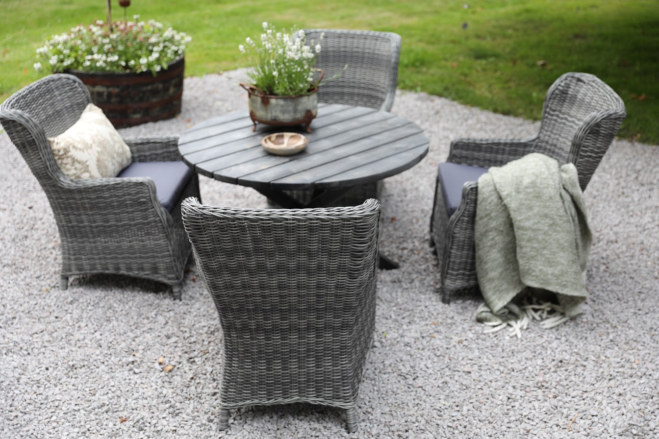 Matgrupp Mercury: Scottsdale runt bord i Shabby Chic gr inklusive 4 st Jacksonville ftljer gr konstrotting