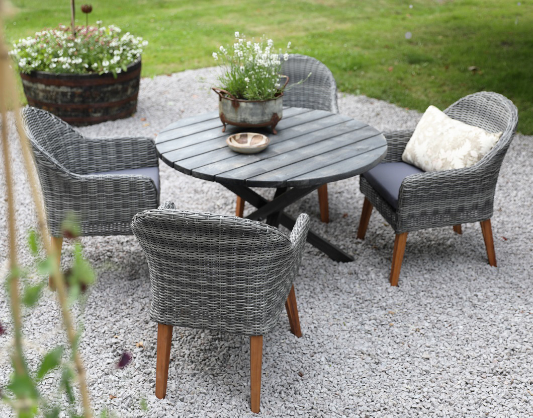 Matgrupp Mercury: Scottsdale runt bord i shabby Chic grå inklusive 4 st Valetta fåtöljer i grå konstrotting Matgrupp Mercury: Scottsdale runt bord i shabby Chic grå inklusive 4 st Valetta fåtöljer i grå konstrotting