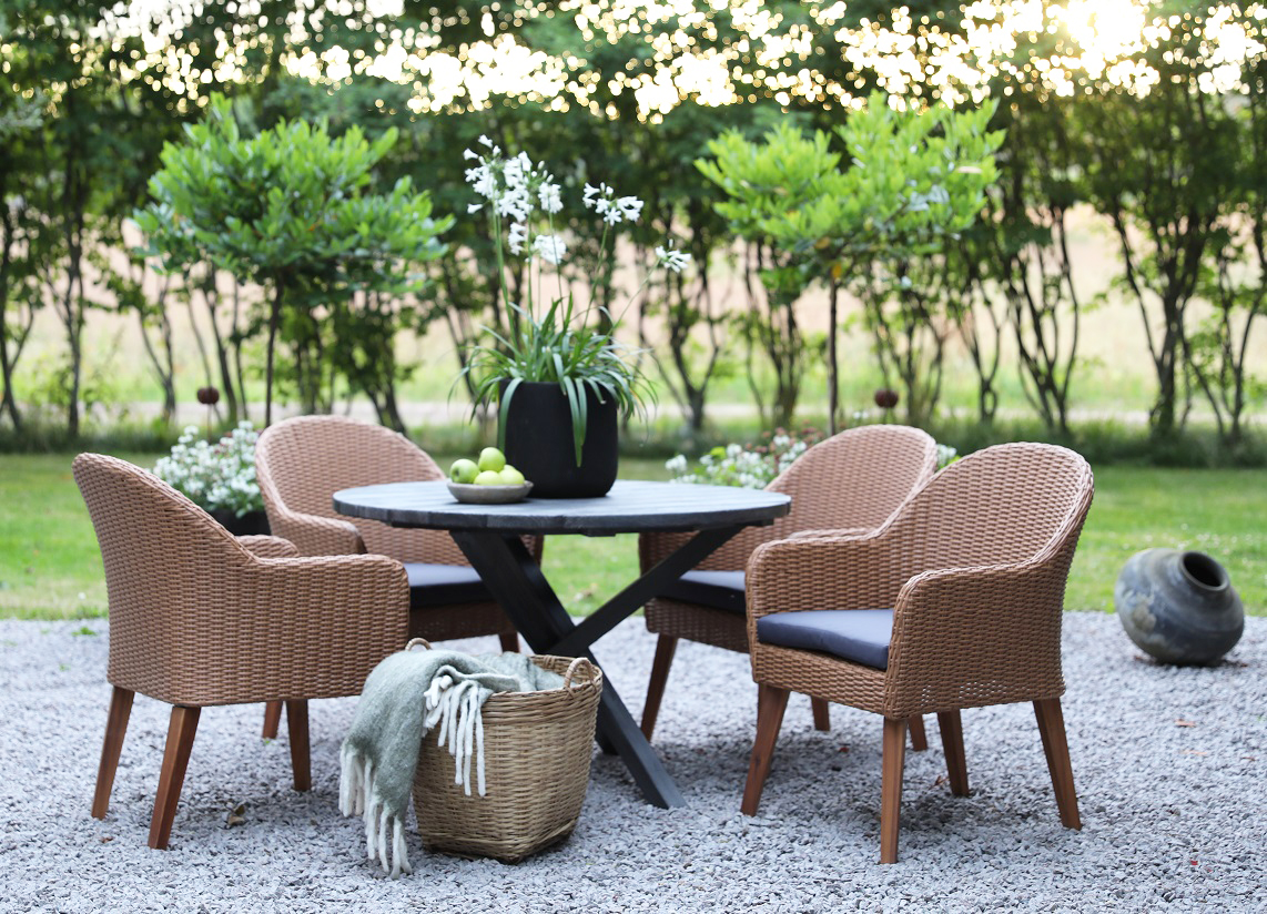 Matgrupp Mercury: Scottsdale runt bord i Shabby Chic grå inklusive 4 st Valetta fåtöljer i naturfärgad konstrotting Matgrupp Mercury: Scottsdale runt bord i Shabby Chic grå inklusive 4 st Valetta fåtöljer i naturfärgad konstrotting