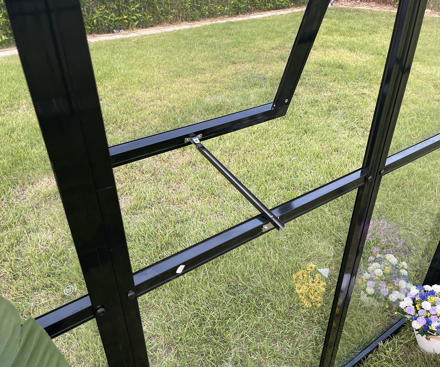 Växthus Miranda V.2 med härdat glas - Svart 9,0 m² + Växthusrengöring Växthus Miranda V.2 med härdat glas - Svart 9,0 m² + Växthusrengöring