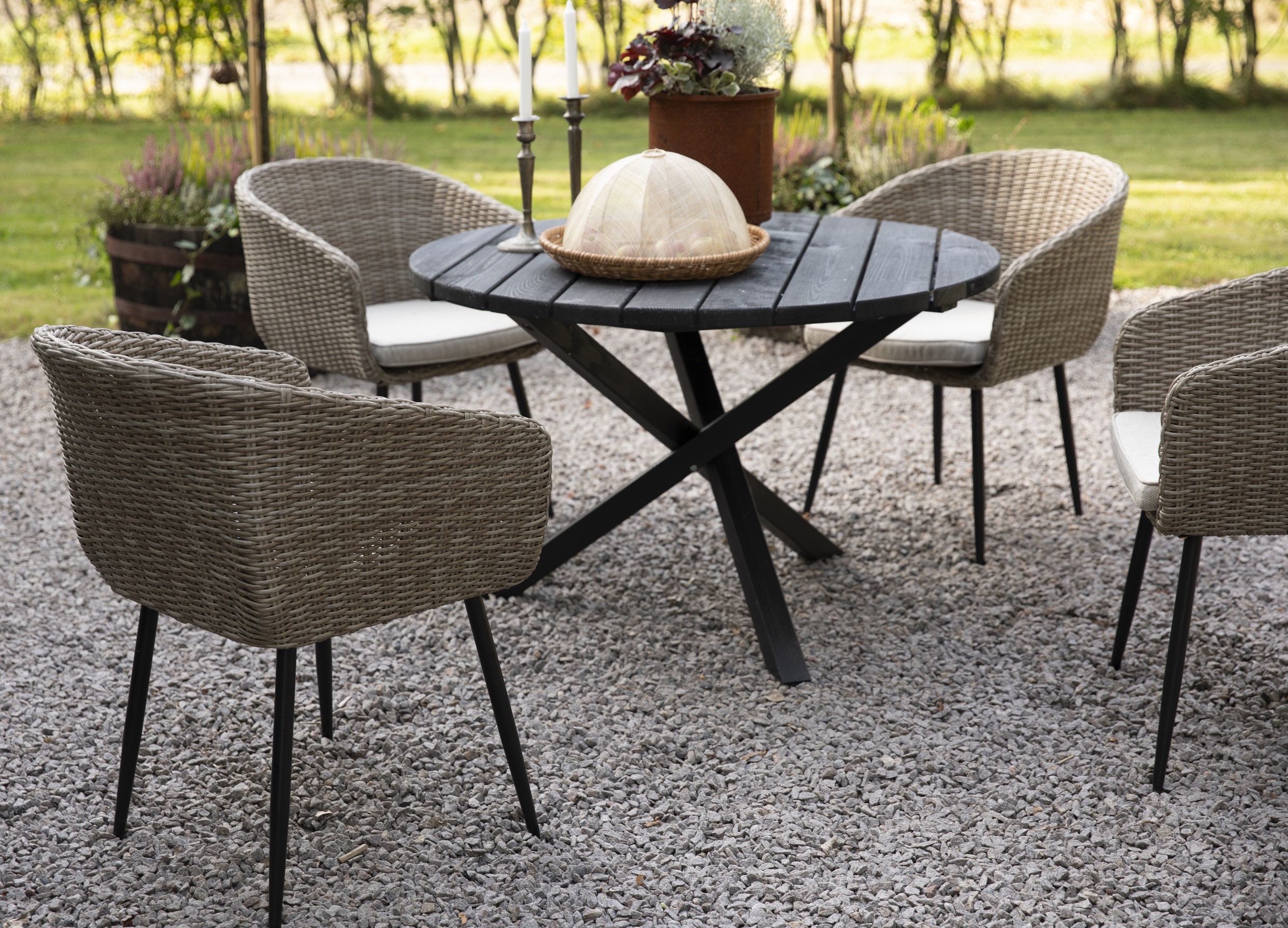 Scottsdale runt utebord 112 cm -Svartlaserad furu