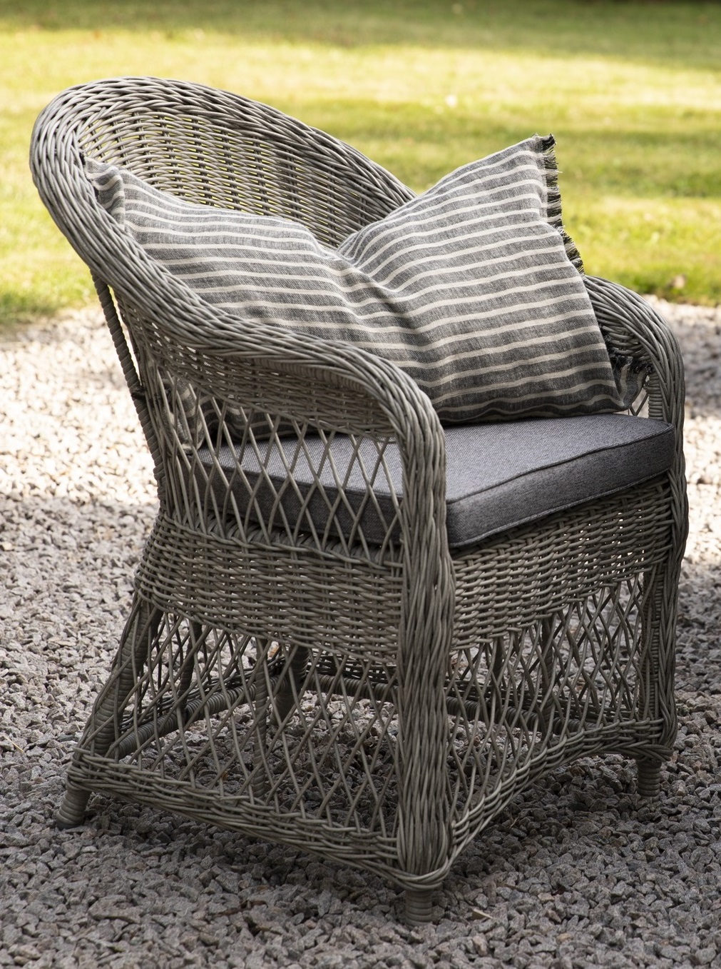 Marbella grå rottingfåtölj med dyna Marbella grå rottingfåtölj med dyna