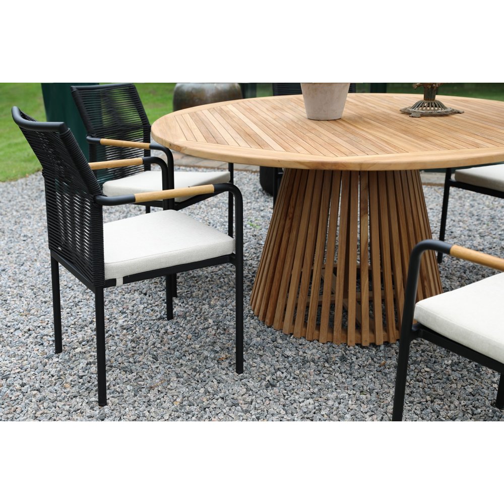 Saltö utomhusmatgrupp runt bord Ø150 cm med 6 Skanör karmstolar – Teak/Svart Saltö utomhusmatgrupp runt bord Ø150 cm med 6 Skanör karmstolar – Teak/Svart