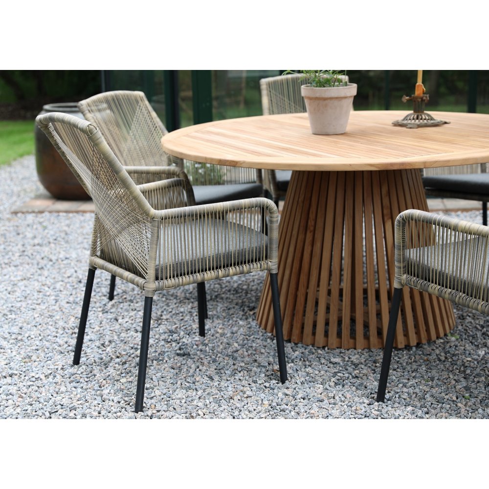 Saltö utomhusmatgrupp runt bord Ø150 cm med 6 Ystad karmstolar – Teak/Svart Saltö utomhusmatgrupp runt bord Ø150 cm med 6 Ystad karmstolar – Teak/Svart