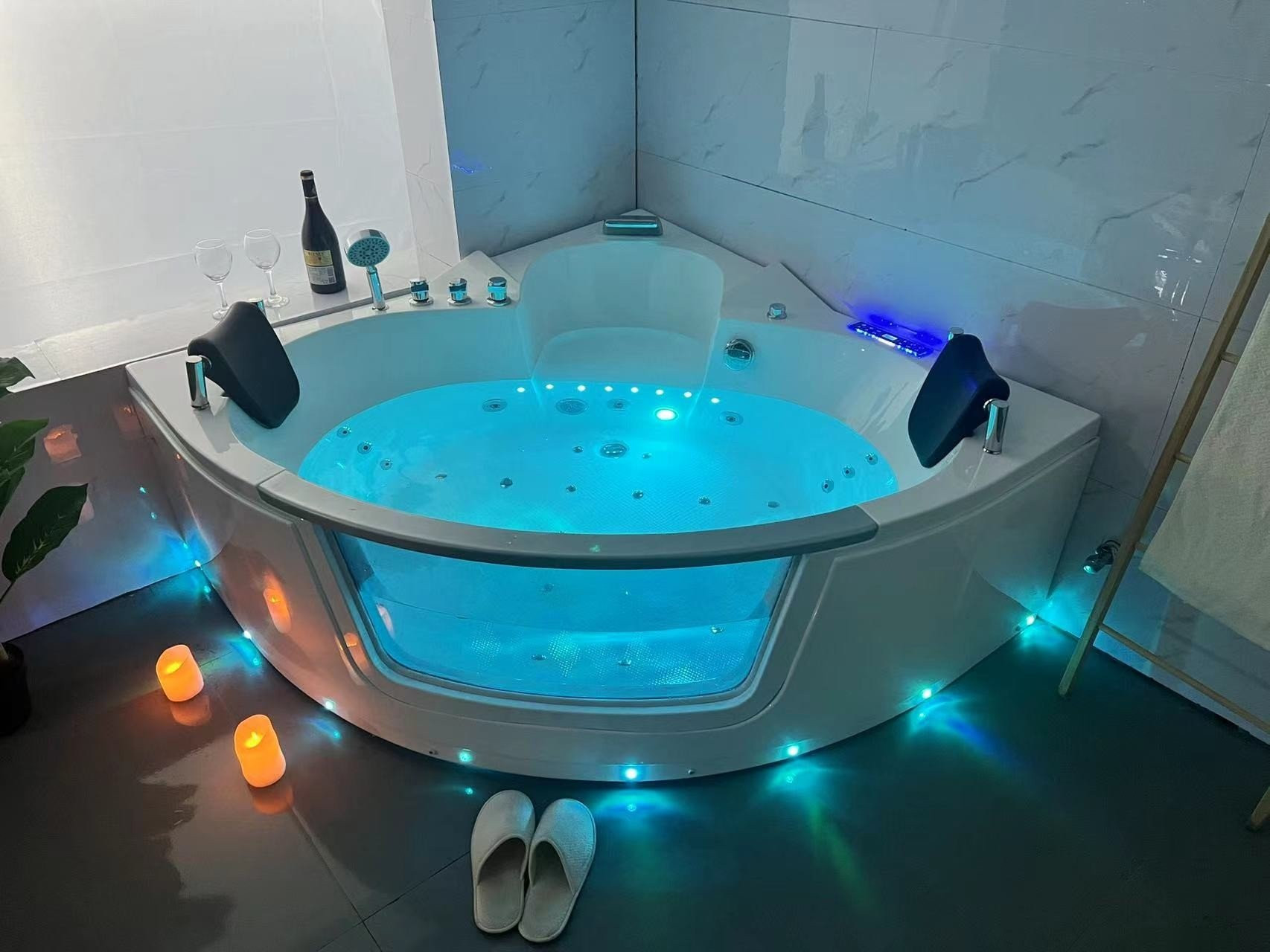 Massagebadewanne - Freja | Gl�nzend wei�es Acryl | Mit Heizung