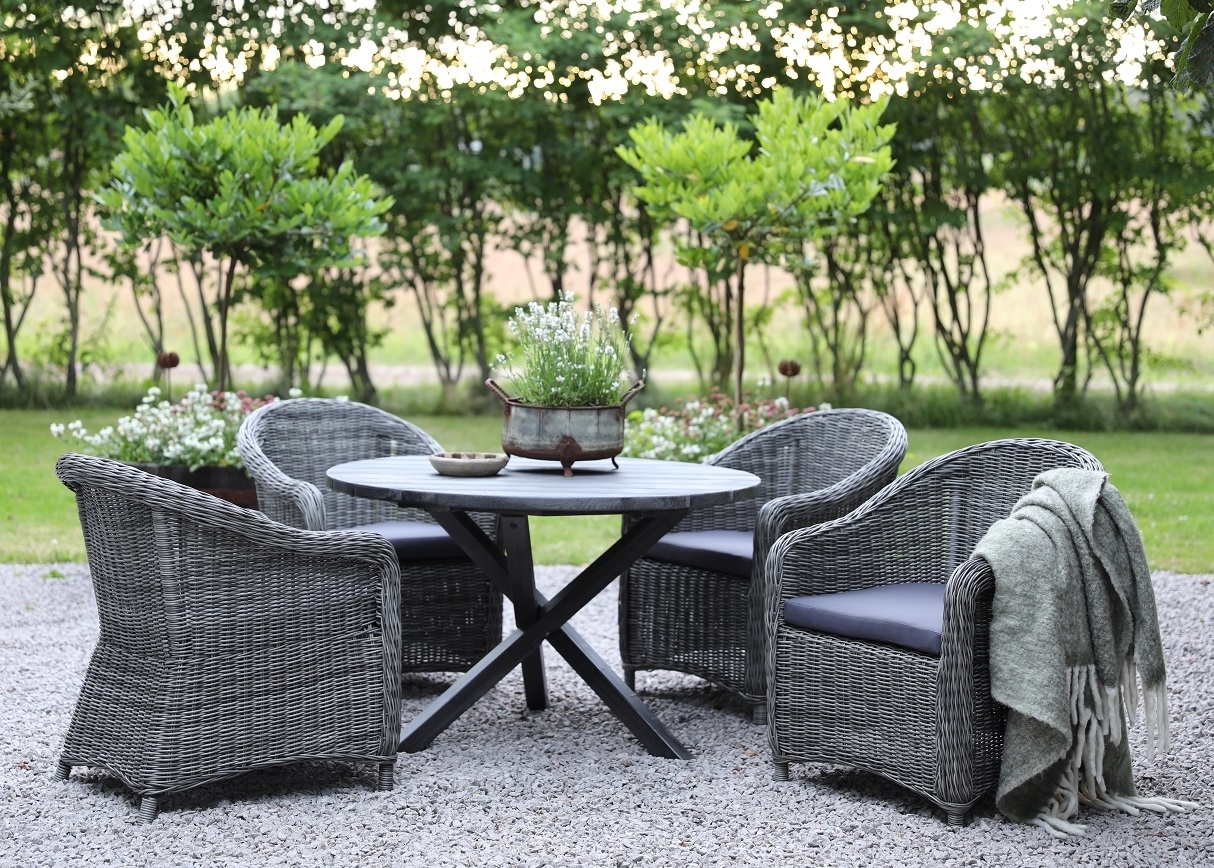 Matgrupp Mercury: Scottsdale runt bord i Shabby Chic grå inklusive 4 st Mercury light fåtöljer grå konstrotting Matgrupp Mercury: Scottsdale runt bord i Shabby Chic grå inklusive 4 st Mercury light fåtöljer grå konstrotting