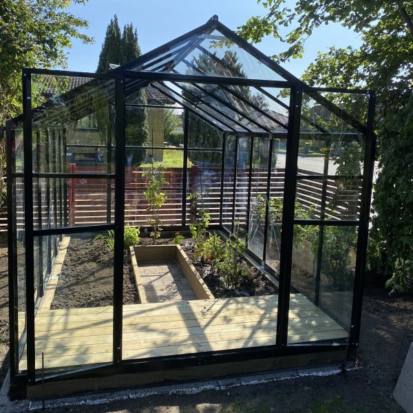Titan V�xthus Gardeney 9,2 m� h�rdat glas aluminium frist�ende + V�xthusbord