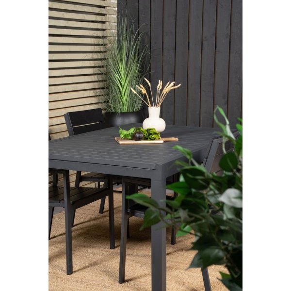 Holma Spisegruppe (160x100) - Sort - 4 Stole Holma Spisegruppe (160x100) - Sort - 4 Stole