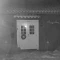 Lillstugans torpardörr var bortom all räddning och ersattes med en dubbeldörr från Hemfint. Likadan dörr köptes vid samma tillfälle till stora huset.På de båda dörrarna sparades över 30 000kr Parytterdörr Helena med klarglas