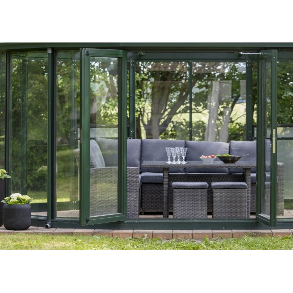 Harskär utemöbelgrupp hörnsoffa med bord och sittpallar - Mörkgrå konstrotting Harskär utemöbelgrupp hörnsoffa med bord och sittpallar - Mörkgrå konstrotting