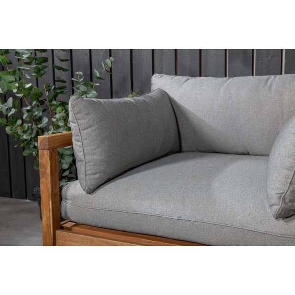 Malmby fåtölj – Gråa dynor/Akacia Malmby fåtölj – Gråa dynor/Akacia