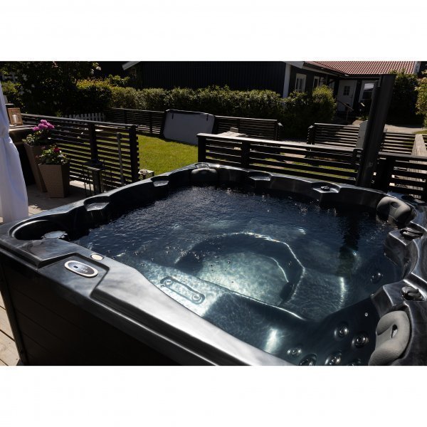 Spabad 5–6 personer Lucite® Akryl, Gecko® Cirkulationspump & Balboa® Styrsystem 2026 - Poseidon Black Edition Spabad 5–6 personer Lucite® Akryl, Gecko® Cirkulationspump & Balboa® Styrsystem 2026 - Poseidon Black Edition