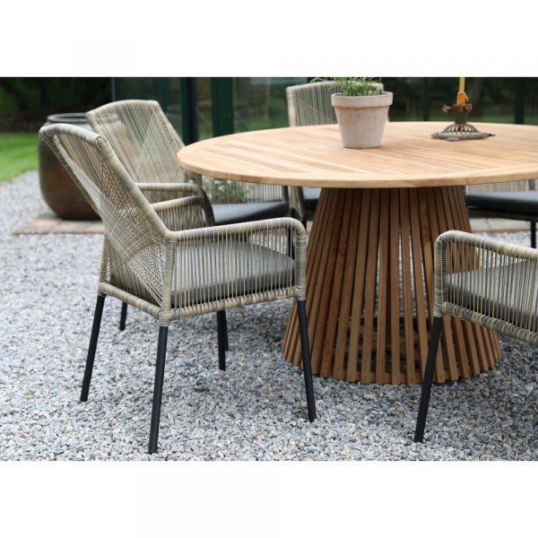 Saltö utomhusmatgrupp runt bord Ø150 cm med 6 Ystad karmstolar – Teak/Svart Saltö utomhusmatgrupp runt bord Ø150 cm med 6 Ystad karmstolar – Teak/Svart