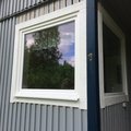 Bra med ett fönster som både går att öppna helt och har vädringsfunktion. 3-glasfönster PVC - Inåtgående - 1 luft - U-värde 0,96