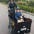Kundbild Eldriven L�dcykel med svart l�da: Hunden Mia och Matte...