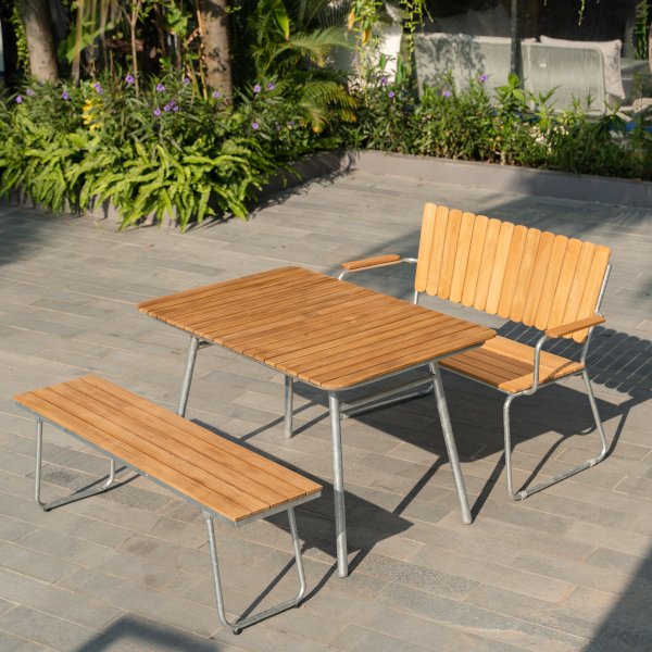 Möllan Gartengruppe in Teak: Sofa + Bank und Esstisch 120x80 cm + Reinigungsspray für Gartenmöbel Möllan Gartengruppe in Teak: Sofa + Bank und Esstisch 120x80 cm + Reinigungsspray für Gartenmöbel