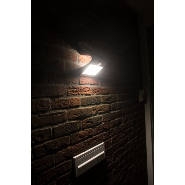 Solcellsdriven strålkastare med sensor Solcellsdriven strålkastare med sensor