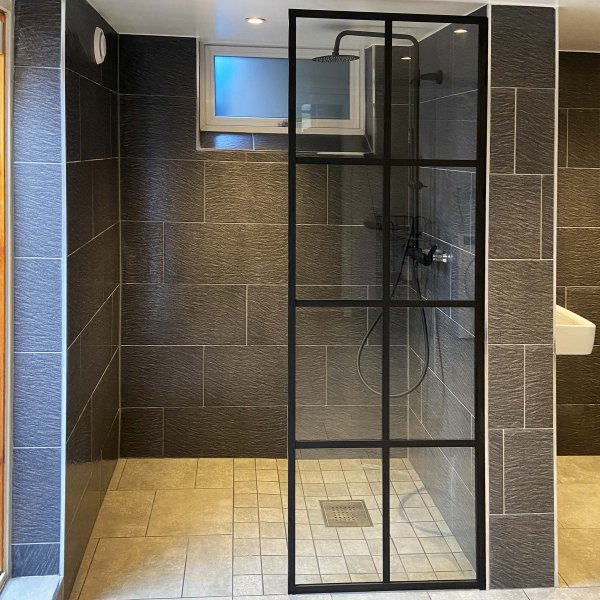 Brusevæg 70×200 cm - sorte stænger og 6 mm sikkerhedsglas Brusevæg 70×200 cm - sorte stænger og 6 mm sikkerhedsglas