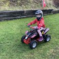 Kundbild Mini-fyrhjuling röd & svart - 800W: Min dotter som kör fyrhjuling