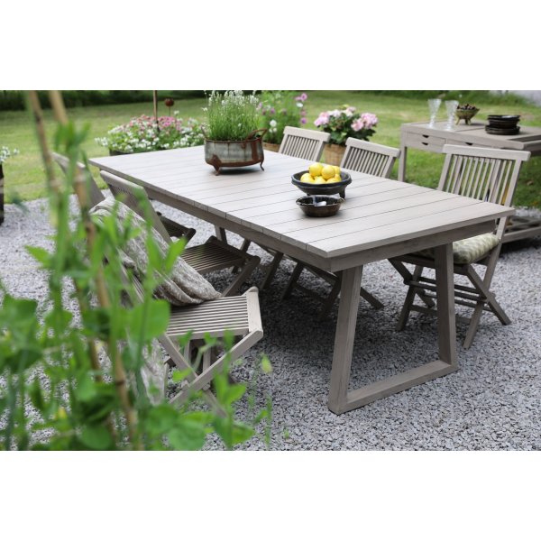 Matgrupp Saltö grå teak: Bord 240 cm inklusive 6 st fällbara stolar i grå teak Matgrupp Saltö grå teak: Bord 240 cm inklusive 6 st fällbara stolar i grå teak