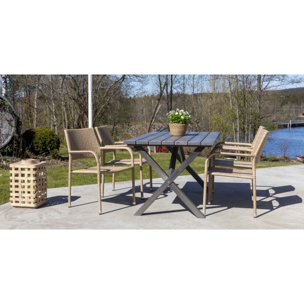 Scottsdale utematgrupp med 4 st karmstolar (stapelbara) och matbord 150 cm - Natur Scottsdale utematgrupp med 4 st karmstolar (stapelbara) och matbord 150 cm - Natur