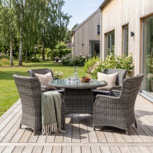 Utegrupp med runt bord och fyra f�t�ljer