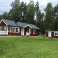 Hej ! Dörren Moa sitter på gäststugan till höger. Bilden verkar beskuren så hela gäststugan syns inte. Ytterdörr Moa med klarglas