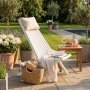 Vit solstol i tr� med nackkudde - Lounge f�r altan & tr�dg�rd