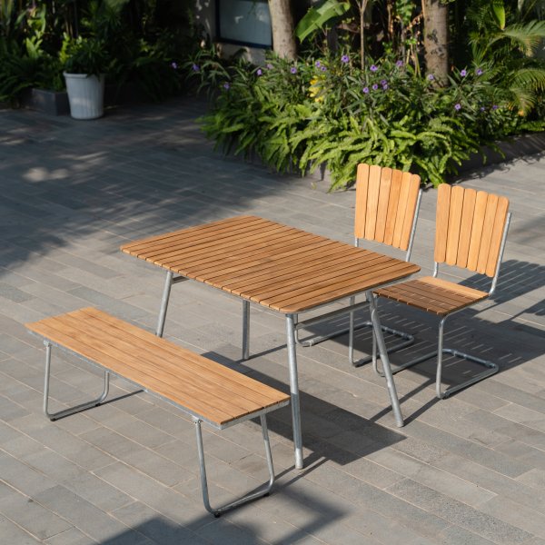 Möllan Gartengruppe in Teak: 2 Stühle mit Bank und Esstisch 120x80 cm + Reinigungsspray für Gartenmöbel Möllan Gartengruppe in Teak: 2 Stühle mit Bank und Esstisch 120x80 cm + Reinigungsspray für Gartenmöbel