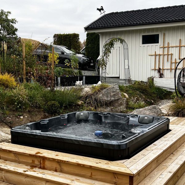 Spabad 5–6 personer Lucite® Akryl, Gecko® Cirkulationspump & Balboa® Styrsystem 2026 - Poseidon Black Edition Spabad 5–6 personer Lucite® Akryl, Gecko® Cirkulationspump & Balboa® Styrsystem 2026 - Poseidon Black Edition