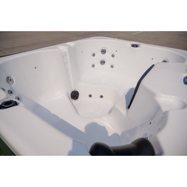 Spabad Aurora – 4 sittplatser (200×155 cm) Spabad Aurora – 4 sittplatser (200×155 cm)