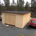 Garageport 10 C nymonterad i mitt garage i fjällvärlden. Här passar Hemfint slagportar då man bara behöver öppna en dörr förr att hämta skidorna och slippa släppa in snö i hela bygget! Garageport 10 °C - Tät (utan glas)