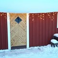 Våra förrådsdörr i vinterskrud. Vi hade en likadan dörr till boningshuset, så vi ville ha samma till uthuset Hälsningar Mats Förrådsdörr 18 °C - Sportstugemodell - Med klarglas