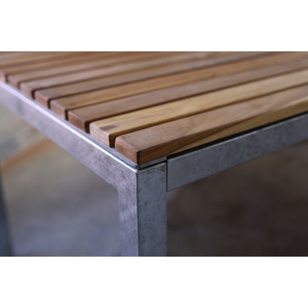 Spisegruppe Alva: Spisebord i teak / galvaniseret stål med 4 Mercury lænestole i grå syntetisk rattan Spisegruppe Alva: Spisebord i teak / galvaniseret stål med 4 Mercury lænestole i grå syntetisk rattan