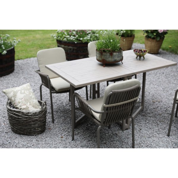 Spisegruppe Saltö grå teak: Nedslået bord inkl. 4 grå Lincoln stelstole Spisegruppe Saltö grå teak: Nedslået bord inkl. 4 grå Lincoln stelstole
