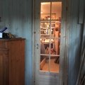 Dörr och karmset sett från verandasidan. Inga foder är satta än. Komplett karmset med tröskelplatta - Furu
