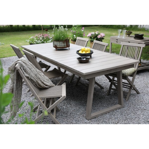 Matgrupp Saltö grå teak: Bord 240 cm inklusive 6 st fällbara stolar i grå teak Matgrupp Saltö grå teak: Bord 240 cm inklusive 6 st fällbara stolar i grå teak