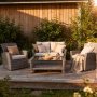 1 Lounge-Gruppe für 4 Personen mit Sofa, 2 Sesseln und Tisch aus Sicherheitsglas - Graue Gartenmöbelgruppe für Balkon und Terrasse