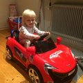 Kundbild Eldriven sportbil för barn - Röd: Mitt barnbarn gillar sin bil...