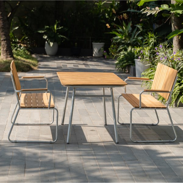 Outdoor-Gruppe aus Teakholz: 2 Sofas mit Esstisch 120x80 cm - Möllan + Reinigungsspray für Gartenmöbel Outdoor-Gruppe aus Teakholz: 2 Sofas mit Esstisch 120x80 cm - Möllan + Reinigungsspray für Gartenmöbel