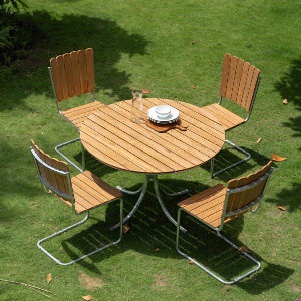 Möllan Gartengruppe in Teak: 4 Stühle mit Esstisch Ø110 cm + Reinigungsspray für Gartenmöbel Möllan Gartengruppe in Teak: 4 Stühle mit Esstisch Ø110 cm + Reinigungsspray für Gartenmöbel